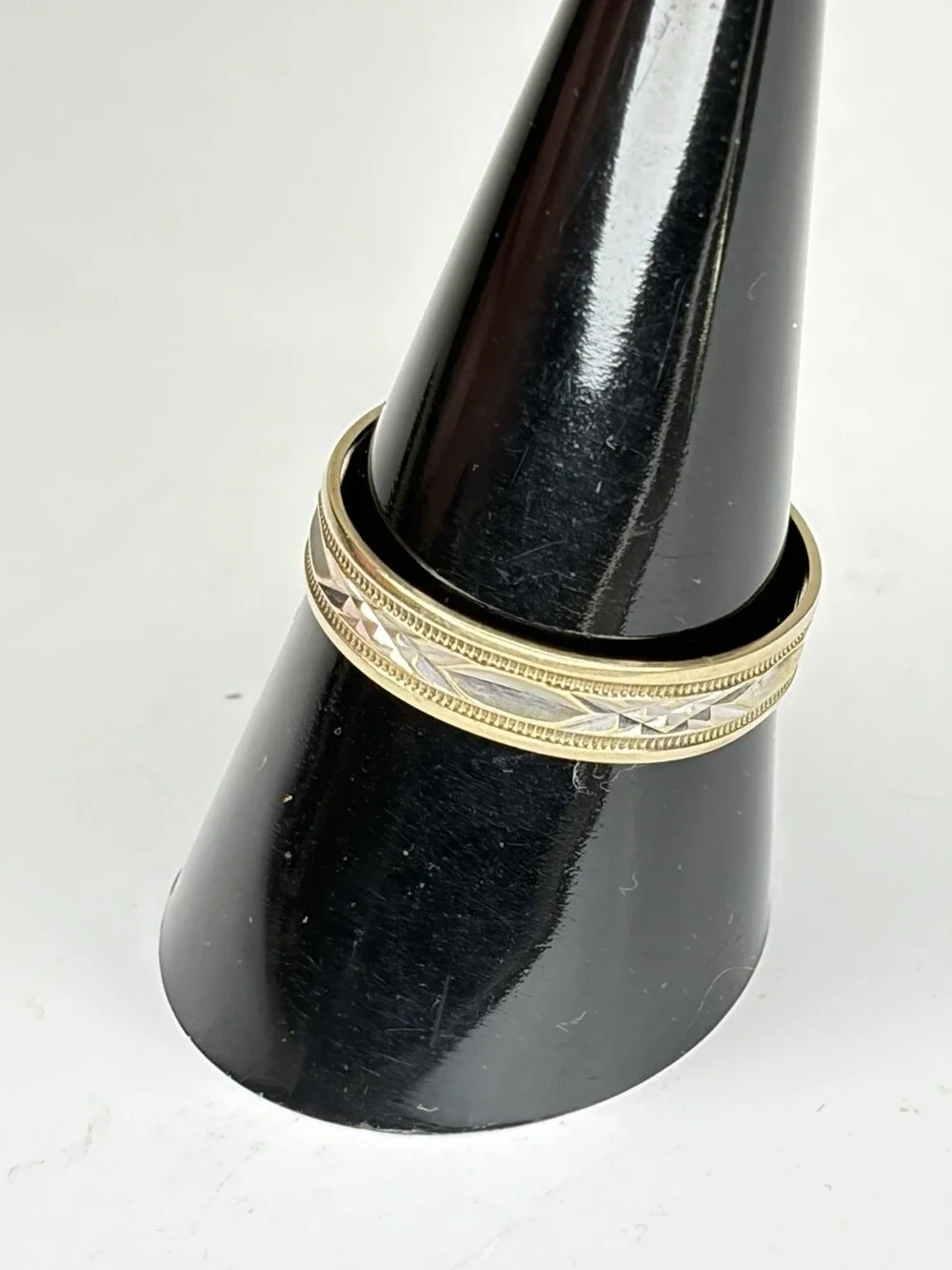 10K Two Tone Gold Diamond Cut Wedding Band Ring Size 9.5 Milgrain 1.8g